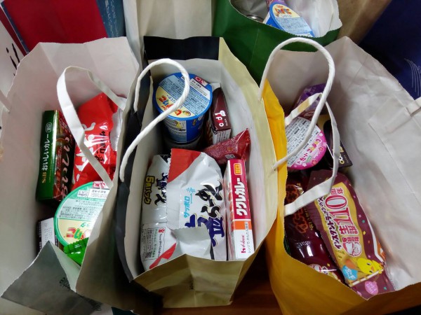 ぽかぽか広場並木8丁目（こども食堂）が、こどもたちへ食品と手作りマスクの配布を行いました