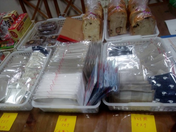 ぽかぽか広場並木8丁目（こども食堂）が、こどもたちへ食品と手作りマスクの配布を行いました