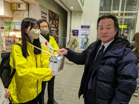 赤い羽根　募金者