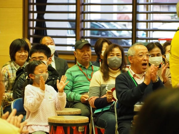 参加者が一緒に演奏する様子