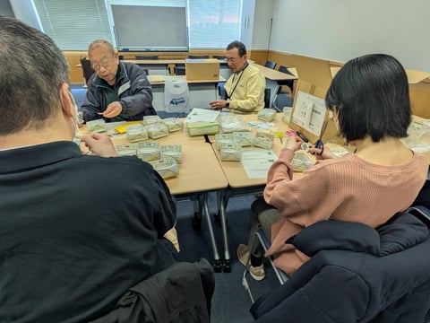 古切手の切り分け作業