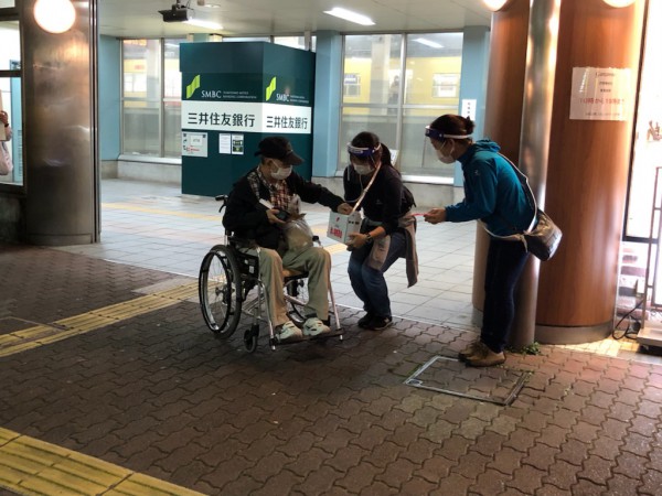 街頭募金の様子