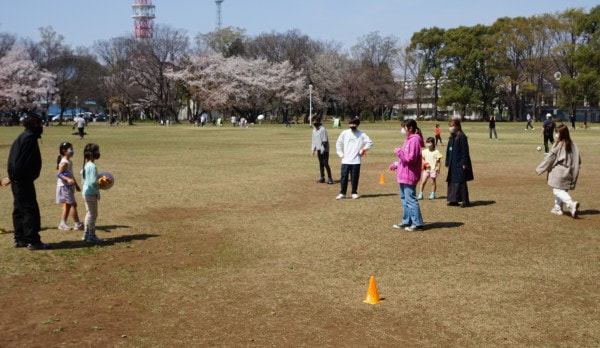 大学生と一緒にドッジボール。