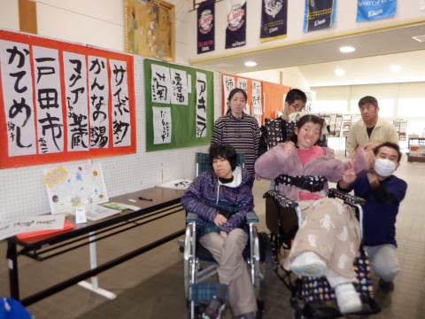 前回の様子1 作品の前で集合写真