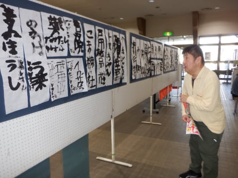 前回の様子2 他の方の作品を鑑賞する利用者の方