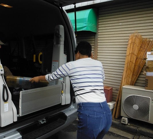 回収した資源物を車に積む様子1