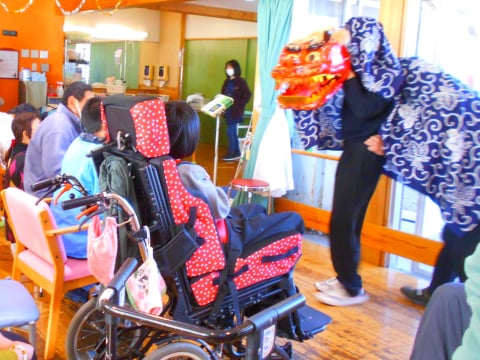 職員による獅子舞